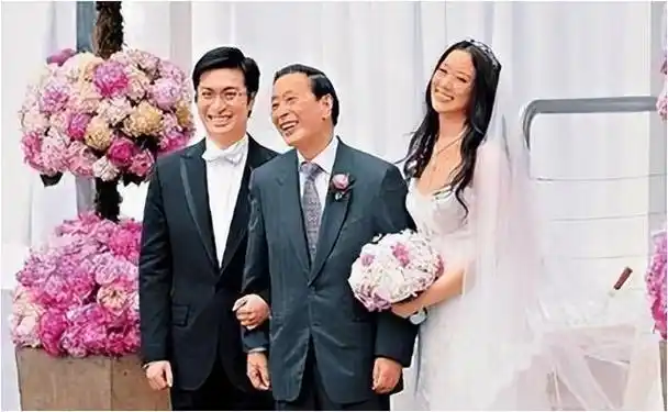 徐子淇成为了李家第一个正式迎娶进门的儿媳妇,为了李兆基的颜面,婚礼