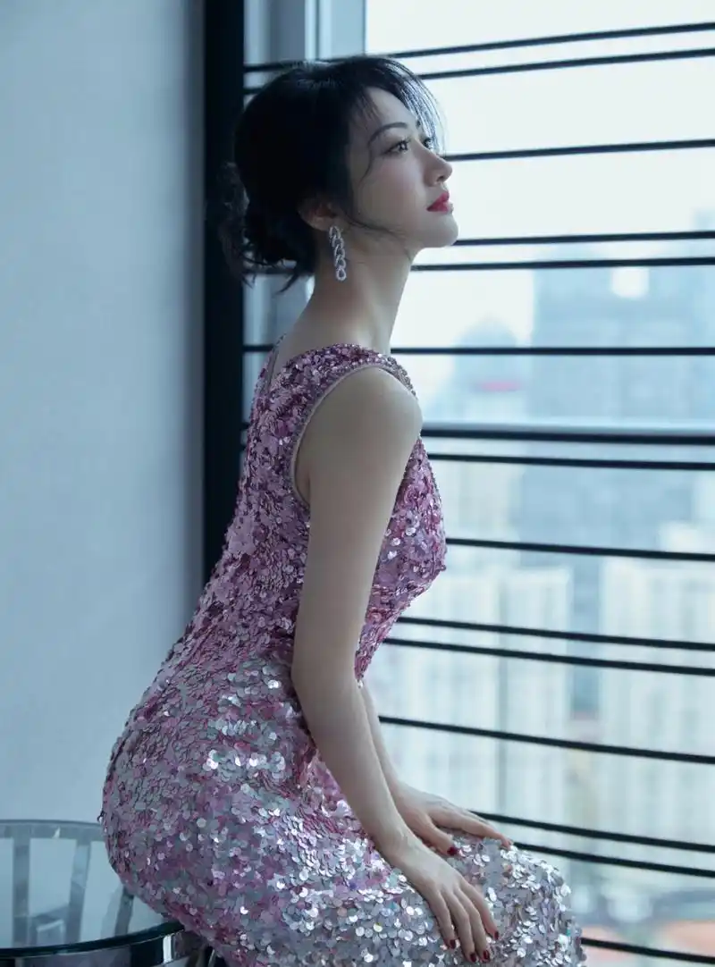 景甜# 身穿粉色亮片吊带裙,肤白貌美的容颜,清纯妩媚,丰满傲人的事业