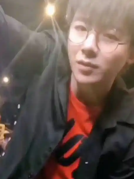 1拿出来了,无美颜无滤镜纯素颜,刘宇宁抬眸一笑,昏黄的路灯刚好打在他