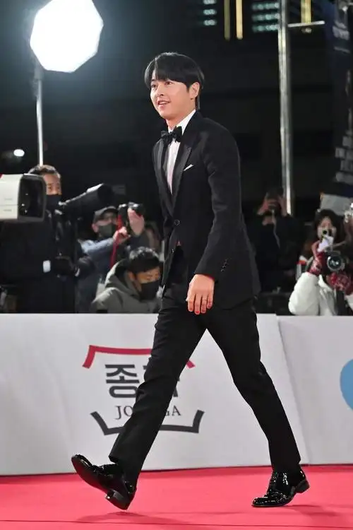 宋仲基lv大秀新造型突破