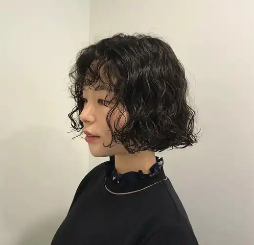 短发水波纹发型