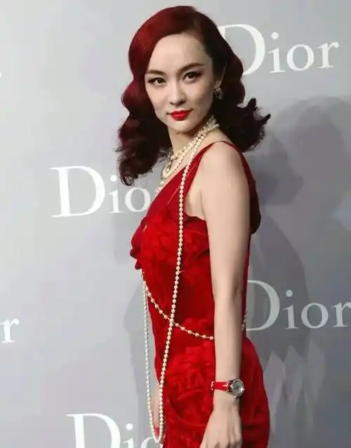 原创霍思燕惊艳亮相dior活动红裙珍珠闪耀全场