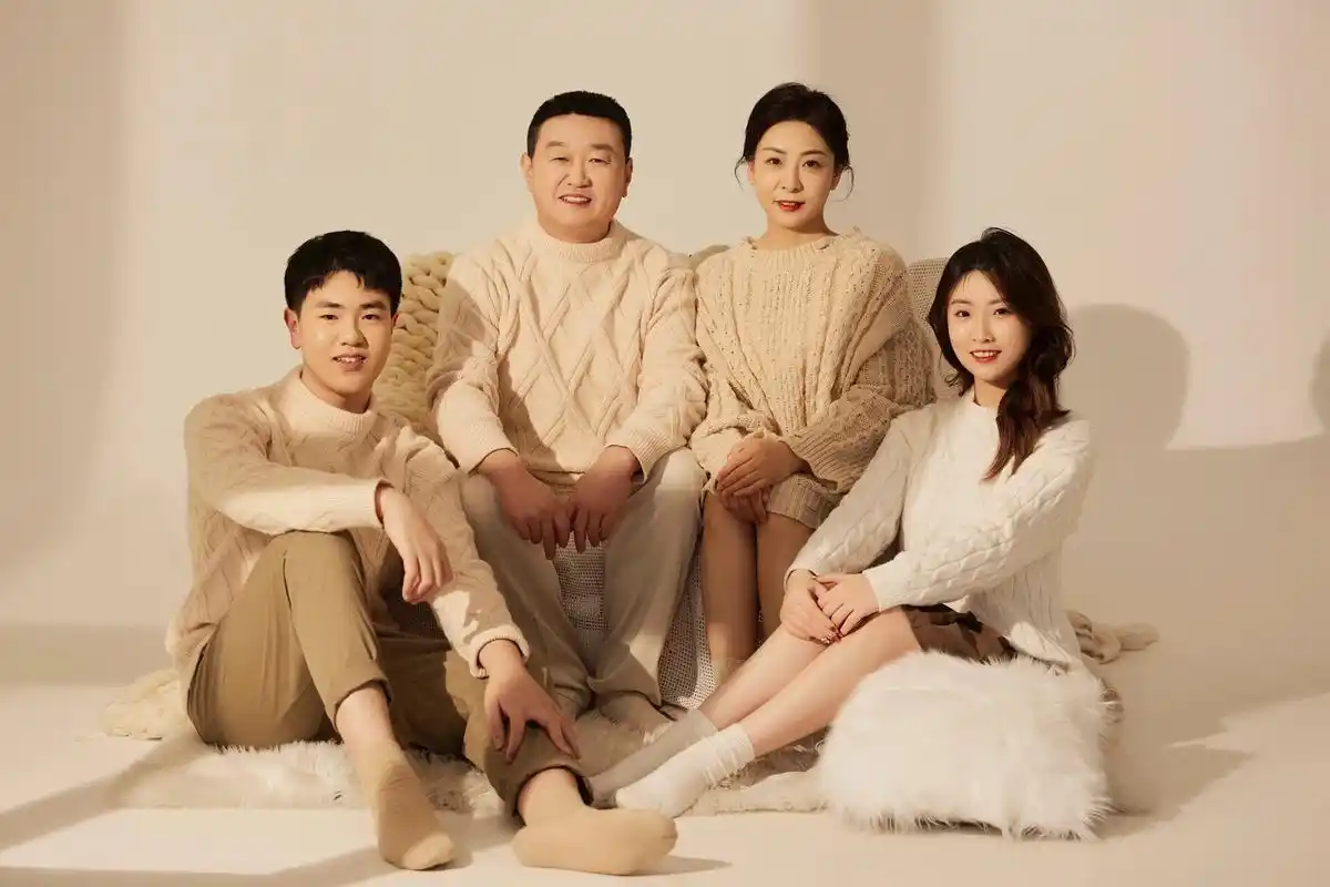 一家四口全家福拍照姿势参考 温馨家庭风格拍照姿势,重点是要笑得自然