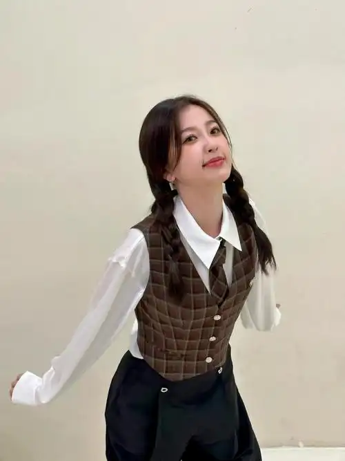 虞书欣晒制服新照扎双麻花辫摆造型可爱多