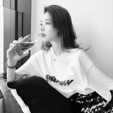 2021高清黑白美女头像性感头像图片