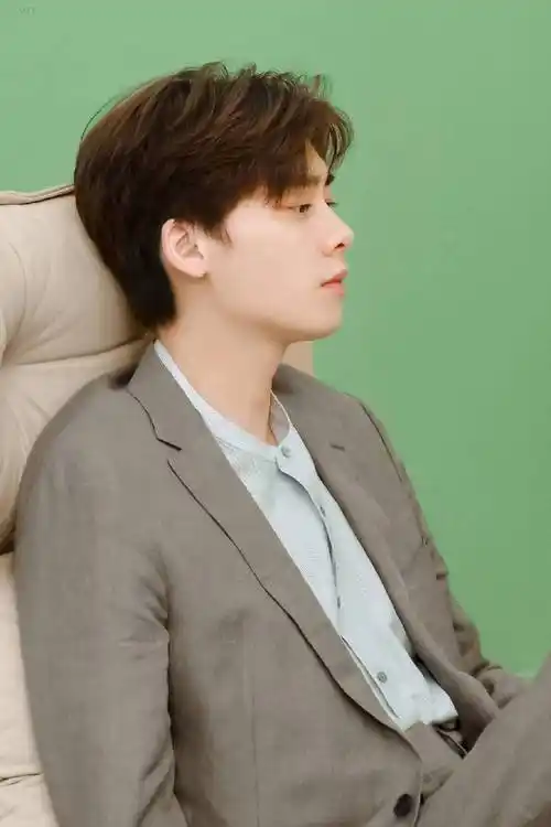 李易峰操场三七分黑框眼镜路透