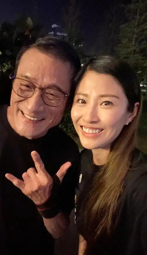 洪天明太太周家蔚出席聚餐与师叔元彪拍照很亲密被质疑喝多了