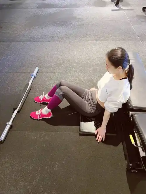 辣妈黄圣依晒健身照,蚂蚁腰成亮点,事业家庭两不误成人生赢家!