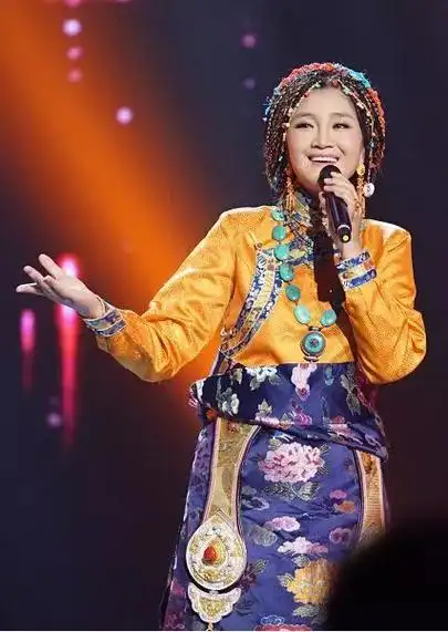 降央卓玛全家照片,儿子超可爱,老公魁梧低调帅爆了!