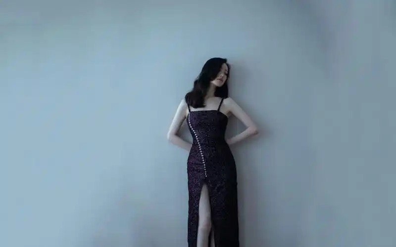 电脑壁纸 明星 大陆明星 倪妮吊带闪光裙写真