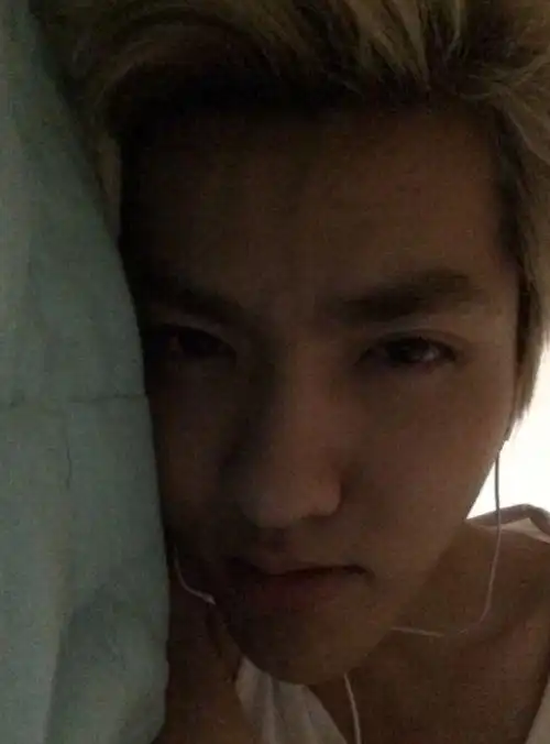 吴亦凡半裸自拍私照外泄秀身材 撅嘴卖萌床照曝光疑账号被盗