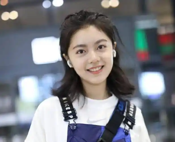 赵今麦"旧照"翻红,素颜难掩惊艳,网友感叹:不愧是星圈学霸!