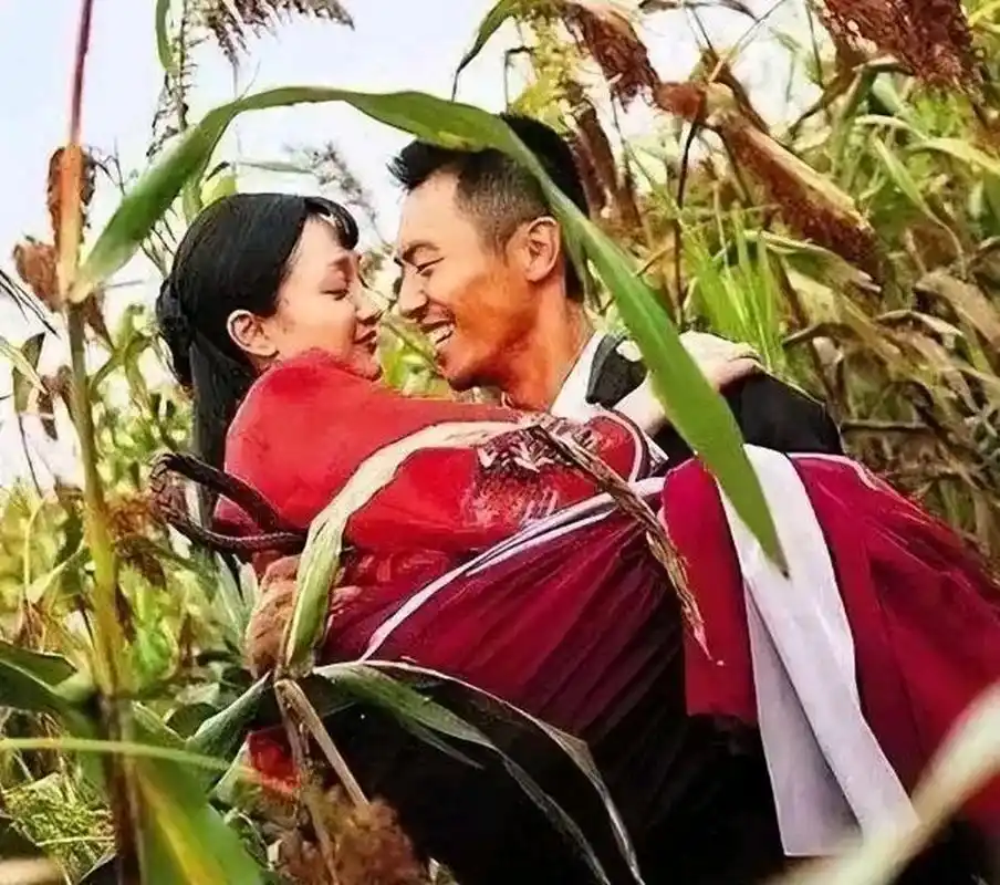 在拍摄《红高粱》时,朱亚文与周迅两人在高粱地里,忽然周迅大喊:"等一