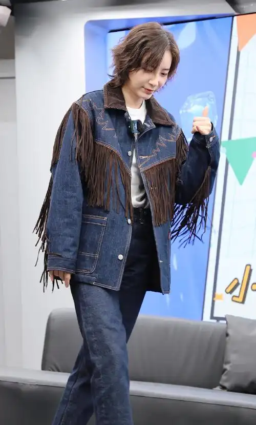 李斯丹妮回应女alpha##李斯丹妮为粉丝画演唱会妆容