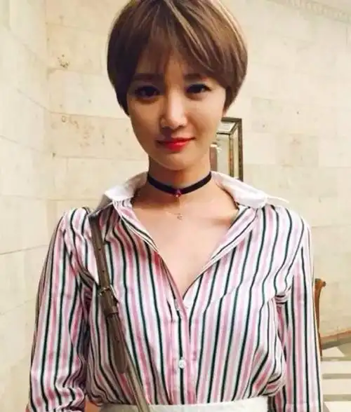 说起短发,立刻想起来一位拥有天鹅颈也带动短发风潮的韩国女明星高