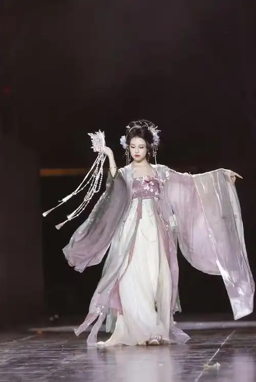 现在的走秀,给网红做的古装造型都这么"卷"吗?