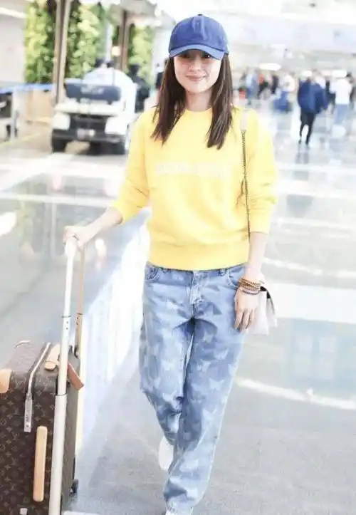 董洁穿"黑大衣"真显气质,叠穿衬衫 牛仔裤,减龄又洋气_方式_时候_款式