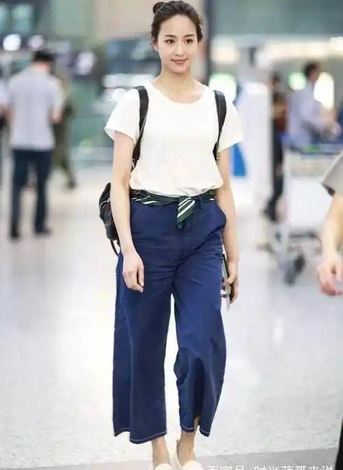张钧甯到机场,看着特别有范,这一点和张翰的确是气味相投!