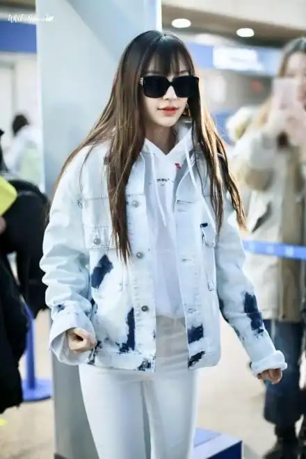2月25日,angelababy身穿白色卫衣外搭牛仔外套现身机场,简单帅气又
