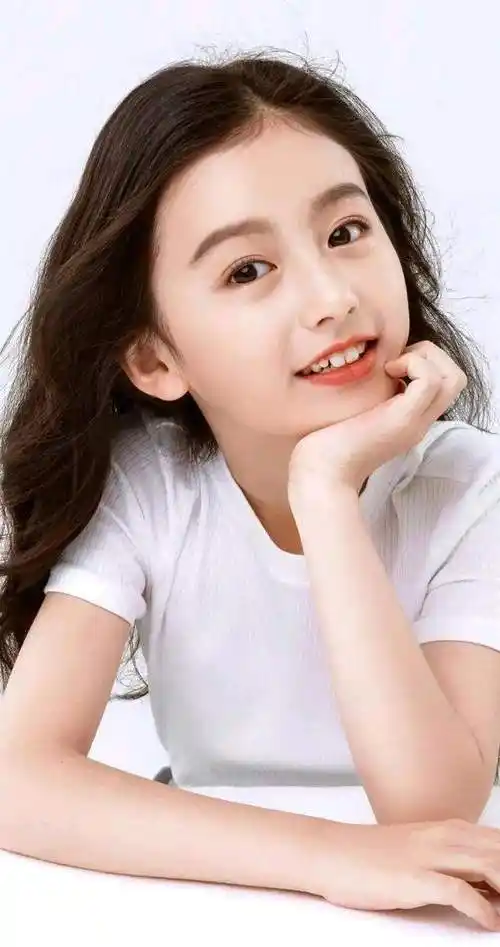 14岁美少女撞脸杨幂关晓彤_裴佳欣_小时候_月光