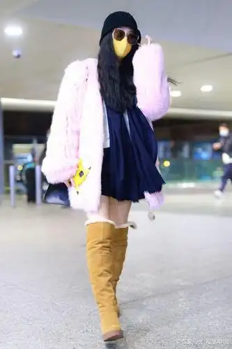 范冰冰戴金色口罩很别致长靴短裙秀美腿,身披粉色皮草贵气又少女
