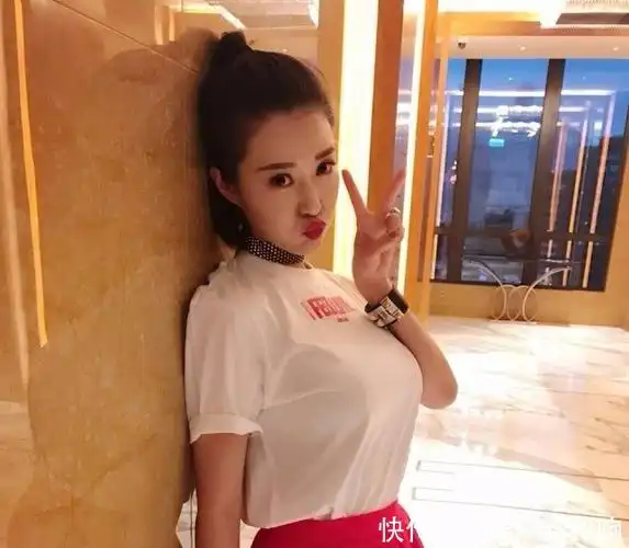 她是王晶御用女演员,搭档周润发刘德华却难红,身材傲人纯天然!