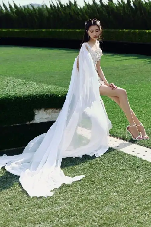 礼服,立体花朵,飘逸长纱… 明媚优雅身姿,长腿优势尽显~  #关晓彤白纱