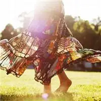 赤脚意境女生头像光着脚踏在水中踩在草坪上