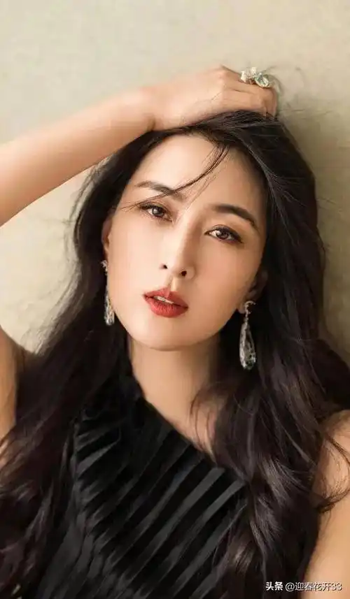 马苏长相清纯可人,典型的鹅蛋脸,非常有辨识度.