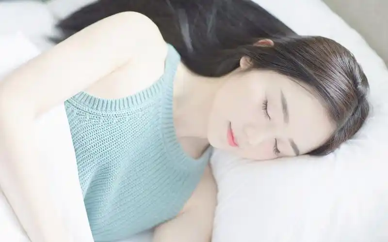 白皙美女清新养眼写真桌面壁纸