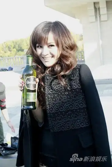 王婧真空上阵 醉态撩人引爆《男人装》(组图)