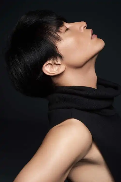 陈志朋时尚写真曝光 "眼神杀"撩力十足