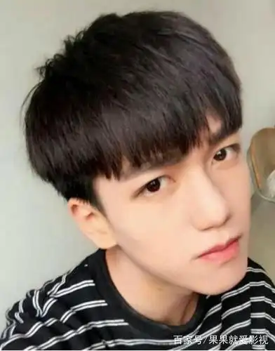 比起圆润又厚的锅盖头,这一款齐刘海发型可以说是非常清流了 薄碎短发