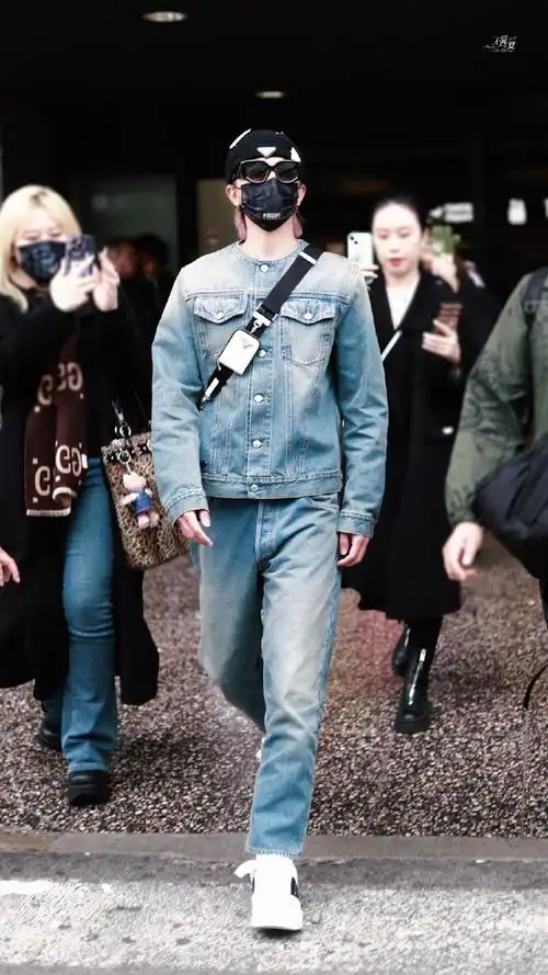 蔡徐坤港风机场街拍##蔡徐坤米兰时装周