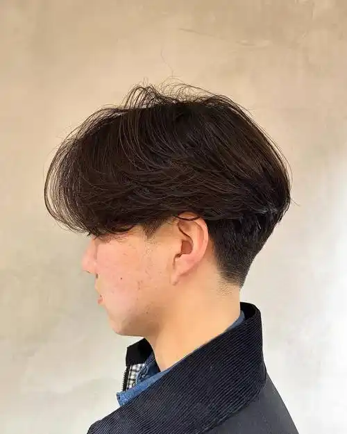 两侧铲短立体后脑勺男发,上面留长梳个分头,尽显男士时尚与帅气_发型