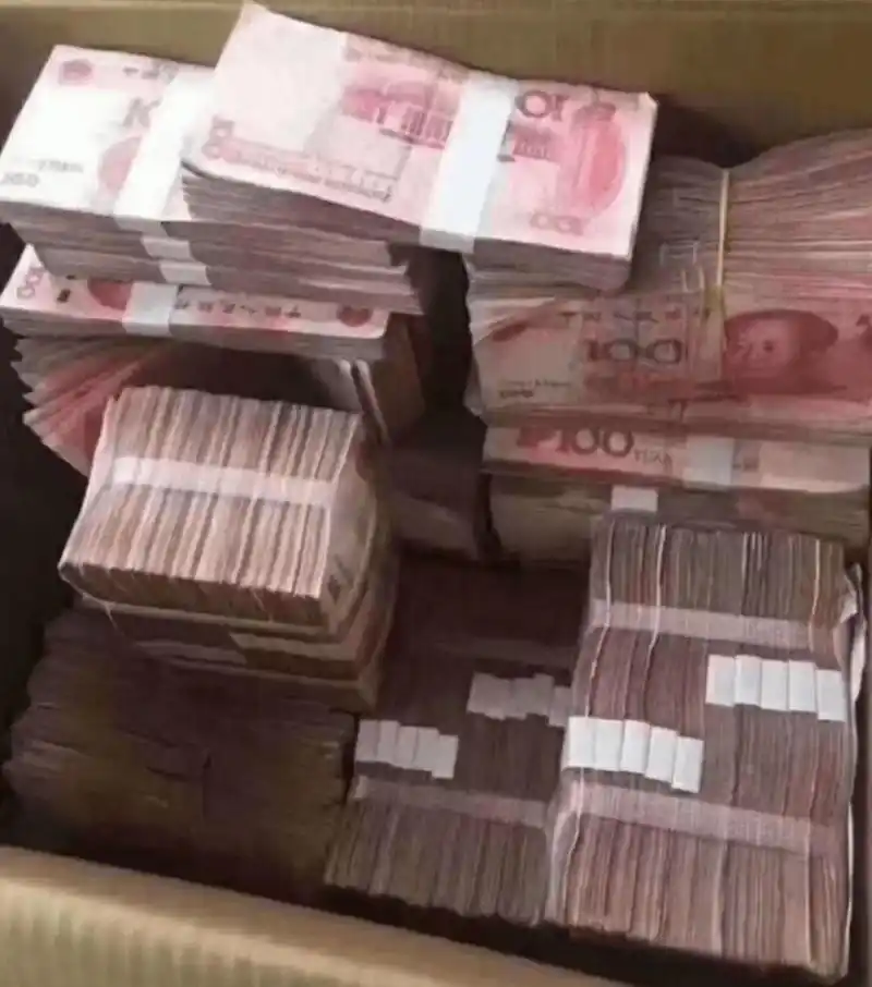 手拿100万的现金,和一个退休金每个月3500块钱的两个人比较以后的生活