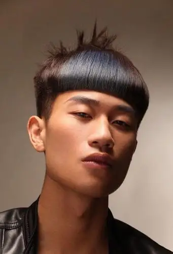 男生短头发剪眉上刘海发型