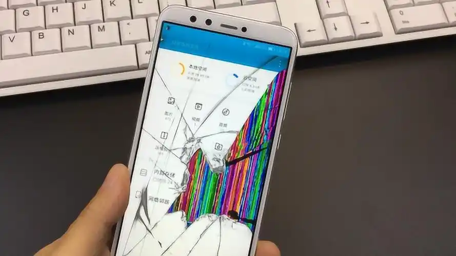 超逼真的手机"碎屏"壁纸,赶紧去整蛊下好友吧