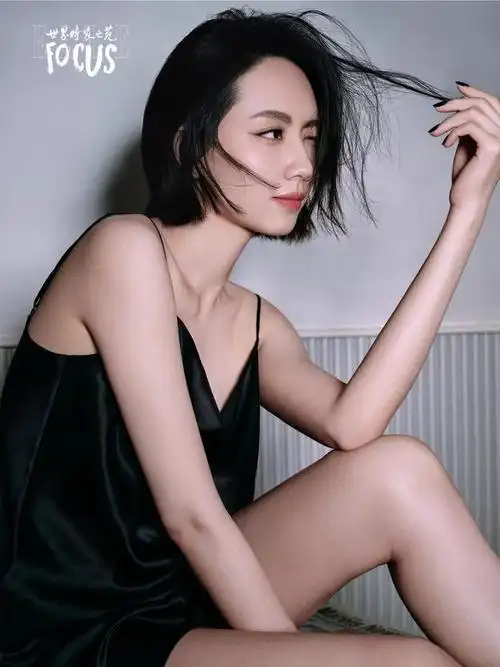 浪姐4火了刘惜君登elle封面穿蕾丝胸衣身材曼妙太性感