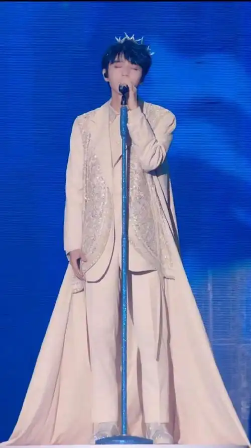 tfboys十年之约演唱会王俊凯带来回望首唱歌声温柔且坚定