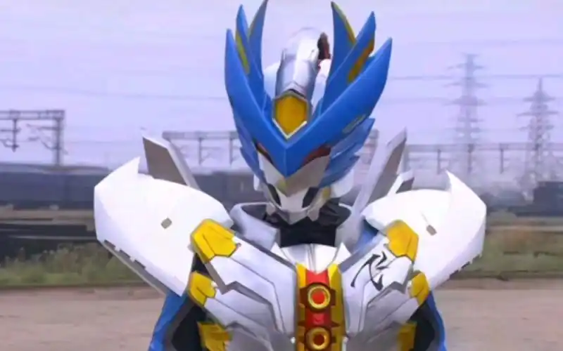 疾电飞影是飞影铠甲的地狱升级形态,兵器装备的威力和腿力都能得到