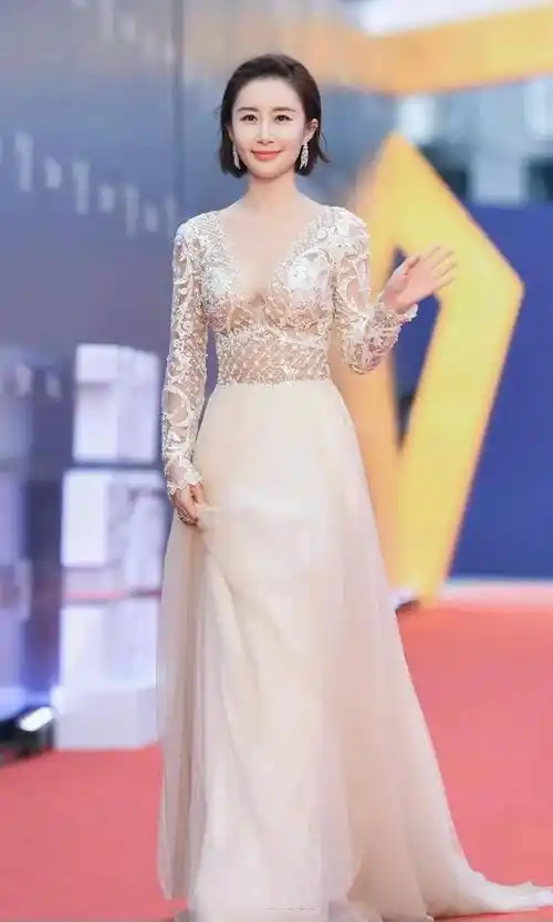 舒畅才是"宅男女神",穿镂空长裙秀事业线,身材颜值不输小姑娘_礼服