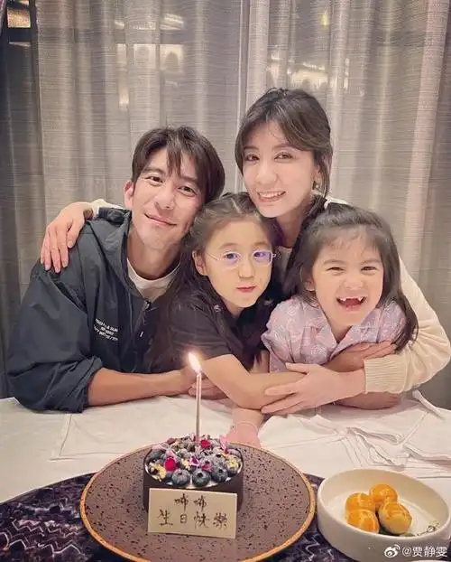 8月15日凌晨,演员贾静雯在微博发文晒照,庆祝女儿咘咘8岁生日