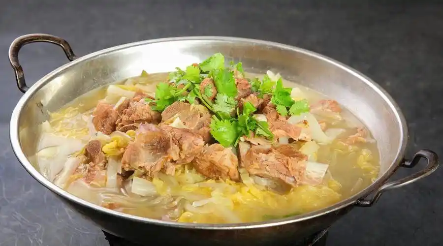 排骨酸菜炖粉条『排骨酸菜炖粉条的家常做法视频』