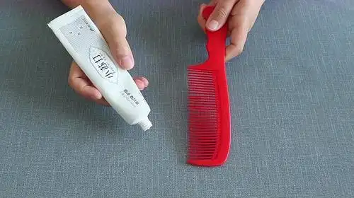 在梳子上涂抹牙膏,作用太赞了,解决了不少人困扰的难题