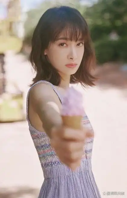 裙摆上的蕾丝花边点缀着整条裙子,更加凸显了宋茜的优雅气质.