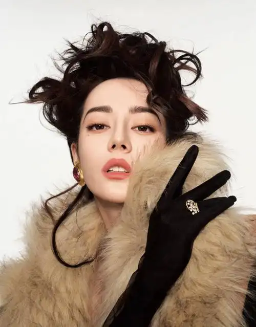 迪丽热巴化身复古摩登女郎 冬日繁花造型艳光四射