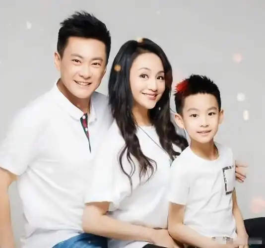 曹颖母子合体拍写真11岁王子五官精致太像妈母子同框画面温馨