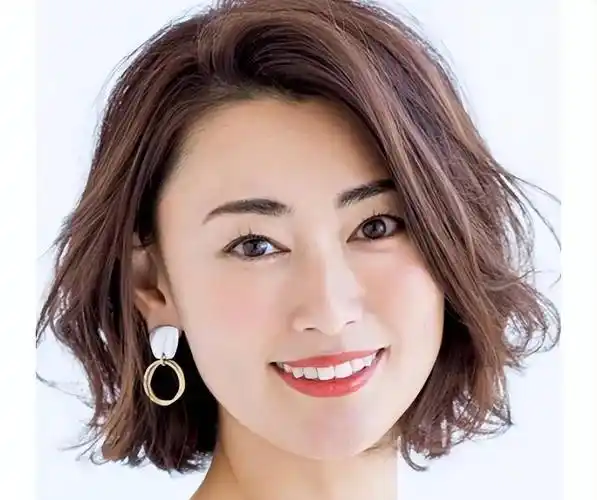 建议过了50岁的女人,远离这3种"油腻发型",大妈感十足还显老_设计的