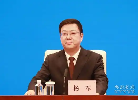 咸宁市委副书记,市长杨军回答记者提问.